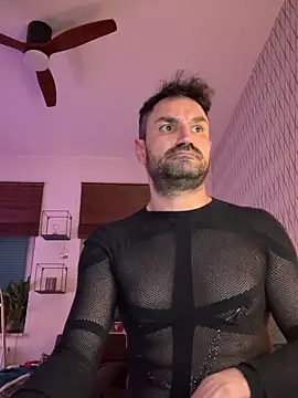 Snapshot of tomz0819 chatting on March 8, 5:28 am tomz0819 online show from March 8, 5:28 am