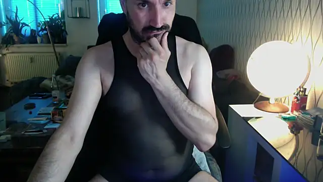 Snapshot of tomz0819 chatting on June 19, 4:18 am tomz0819 online show from June 19, 4:18 am