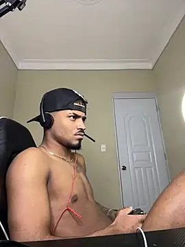 Snapshot of eljunior01 chatting on March 13, 3:50 pm eljunior01 online show from March 13, 3:50 pm