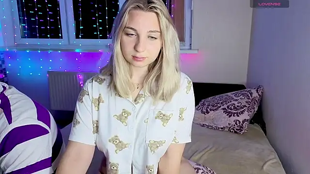 llolilove online show from October 26, 4:40 pm