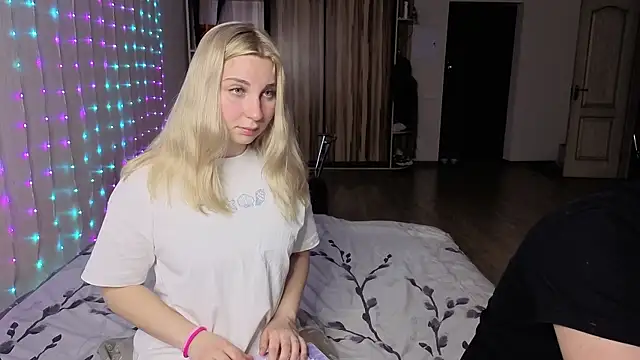 llolilove online show from April 1, 9:01 pm