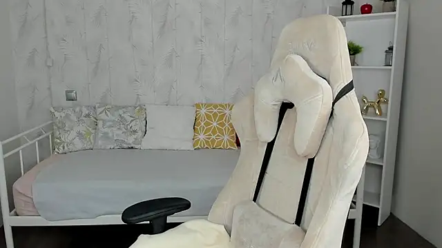 Snapshot of Polly__Cutie chatting on October 12, 5:42 am Polly Cutie online show from October 12, 5:42 am