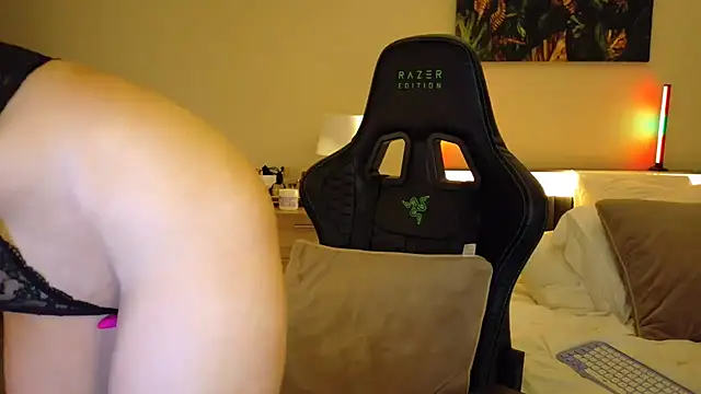 joycesilver online show from December 14, 2:44 pm