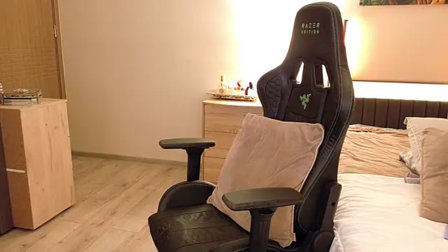 joycesilver online show from December 5, 9:19 am