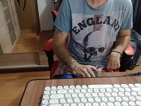 uncutguy01 online show from September 13, 5:07 am