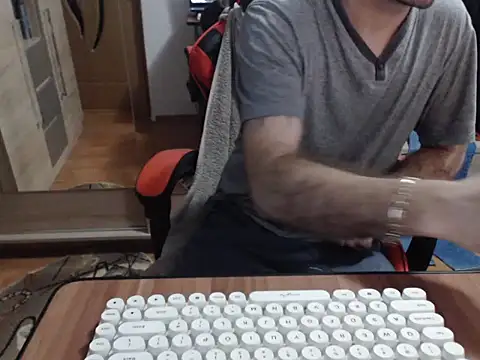 uncutguy01 online show from November 14, 4:27 am