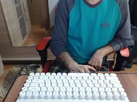 uncutguy01 online show from October 26, 5:52 am
