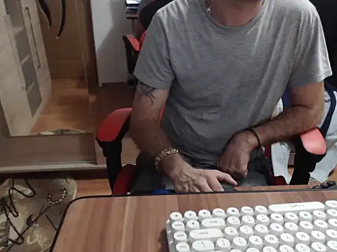 uncutguy01 online show from September 21, 4:39 am