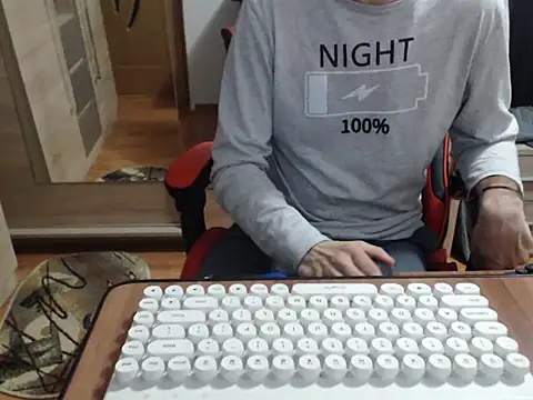uncutguy01 online show from October 10, 4:46 am