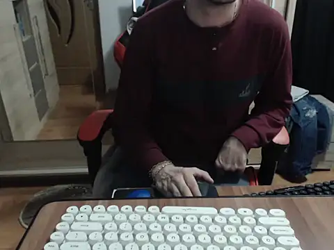 uncutguy01 online show from November 6, 4:38 am