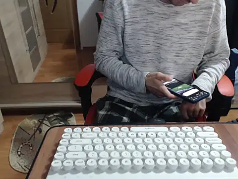 uncutguy01 online show from October 5, 4:47 am