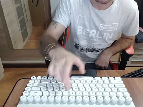uncutguy01 online show from October 23, 5:06 am