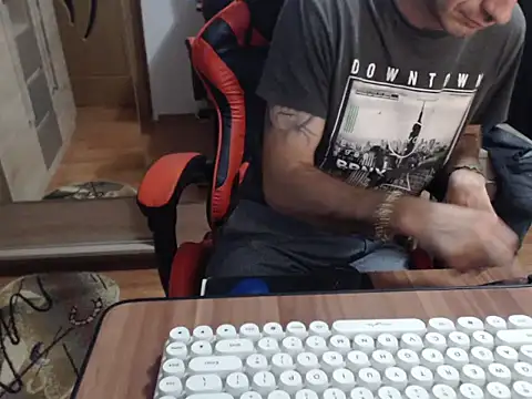 uncutguy01 online show from September 18, 4:26 am