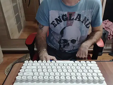 uncutguy01 online show from October 24, 4:33 am