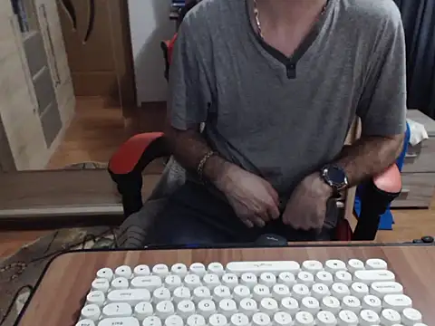 uncutguy01 online show from November 13, 5:33 am