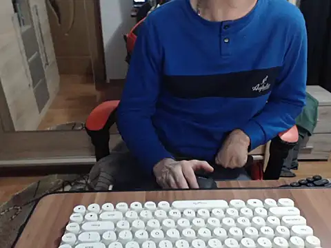 uncutguy01 online show from November 15, 4:11 pm