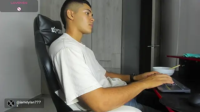 Snapshot of Iamdylan777 chatting on January 31, 6:46 am Iamdylan777 online show from January 31, 6:46 am