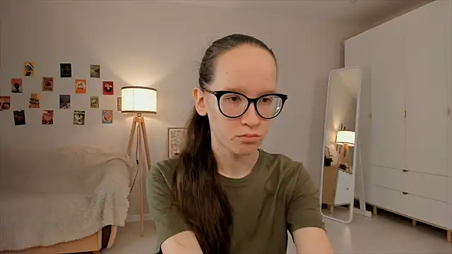 Snapshot of BettyBrowni chatting on March 19, 4:13 pm BettyBrowni online show from March 19, 4:13 pm