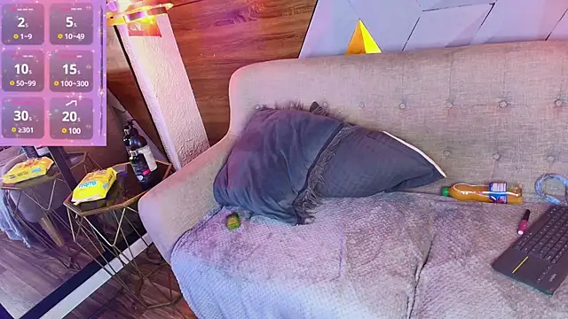 Snapshot of sarah_banks1 chatting on February 19, 10:20 pm sarah banks1 online show from February 19, 10:20 pm