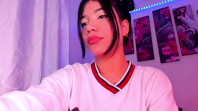 Snapshot of Alissarhys26 chatting on February 12, 1:41 am Alissarhys26 online show from February 12, 1:41 am