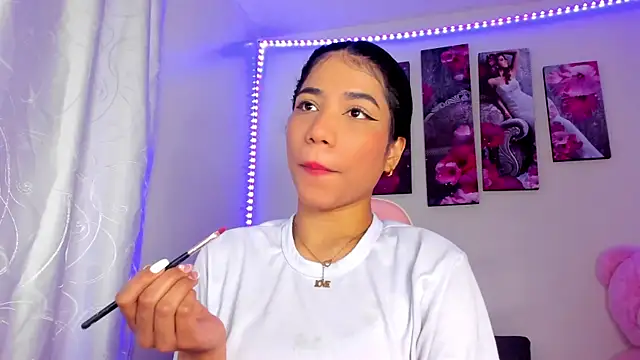 Snapshot of Alissarhys26 chatting on December 29, 3:44 am Alissarhys26 online show from December 29, 3:44 am