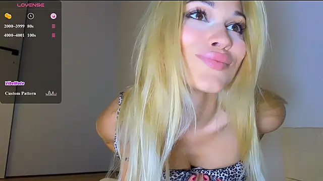 StephanyLuxe online show from July 1, 1:39 am