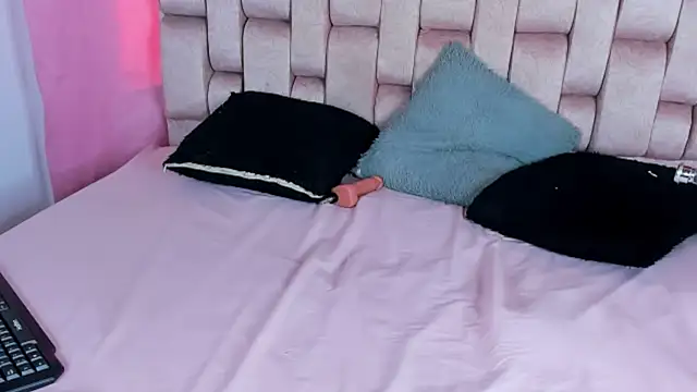 Snapshot of Emma_Evelyn chatting on September 18, 8:23 pm Emma Evelyn online show from September 18, 8:23 pm