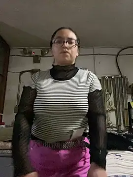 Snapshot of Lucrecia_33 chatting on March 3, 3:57 am Lucrecia 33 online show from March 3, 3:57 am