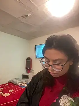 Snapshot of Lucrecia_33 chatting on February 5, 1:12 am Lucrecia 33 online show from February 5, 1:12 am