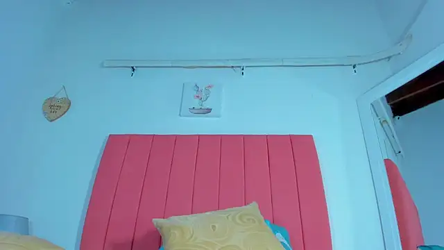 Snapshot of valen_rose0 chatting on March 5, 3:18 pm valen rose0 online show from March 5, 3:18 pm