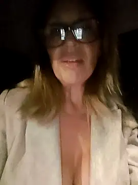 Snapshot of JasmineNoir2 chatting on October 21, 8:52 pm JasmineNoir2 online show from October 21, 8:52 pm