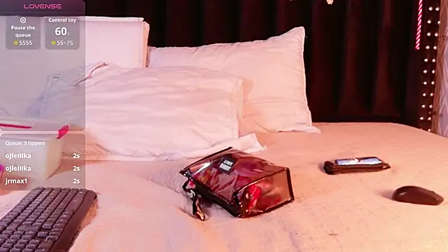 littleebluee online show from December 17, 2:49 am