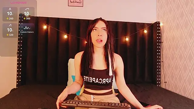 littleebluee online show from November 2, 7:52 pm