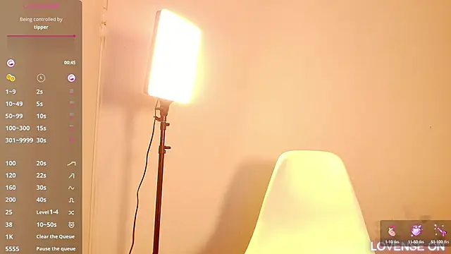 littleebluee online show from March 15, 2:46 am