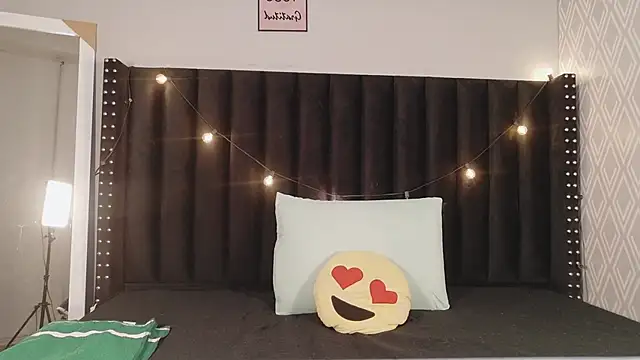 littleebluee online show from November 13, 2:48 am