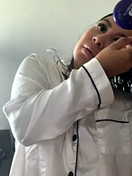 Pretty Isadora online show from December 15, 4:35 pm