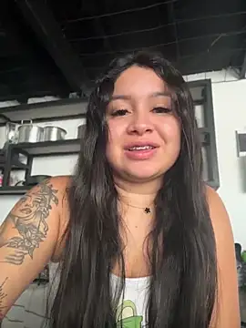 Snapshot of Pretty_Isadora chatting on June 3, 3:06 pm Pretty Isadora online show from June 3, 3:06 pm