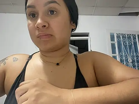 Snapshot of Pretty_Isadora chatting on February 18, 1:32 am Pretty Isadora online show from February 18, 1:32 am