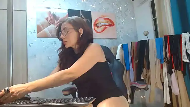 Samantabrown  online show from July 17, 11:40 am