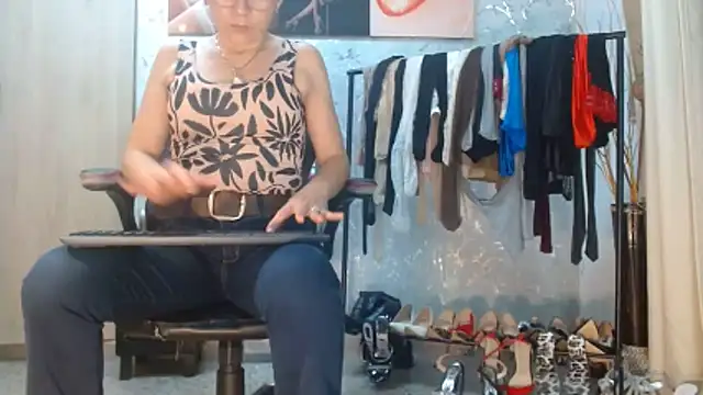 Samantabrown  online show from April 25, 11:24 am