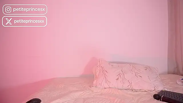 Snapshot of petitevictoria chatting on October 6, 9:21 am petitevictoria online show from October 6, 9:21 am