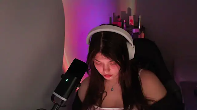 helengilmor online show from April 4, 5:30 pm