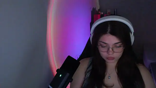 helengilmor online show from April 5, 5:30 pm