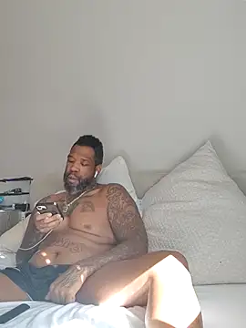 Snapshot of 3prettyboy3 chatting on November 13, 8:24 pm 3prettyboy3 online show from November 13, 8:24 pm