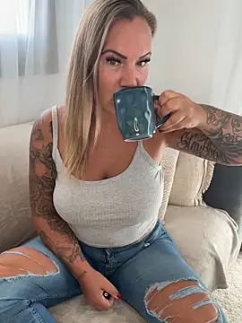Kira Knight20 online show from May 17, 1:11 pm