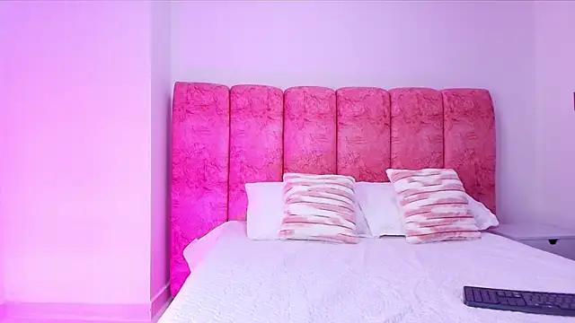 Snapshot of kendal_rossi chatting on November 6, 12:09 pm kendal rossi online show from November 6, 12:09 pm