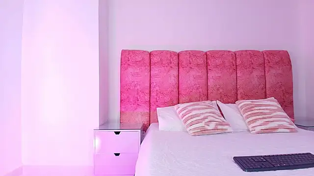 Snapshot of kendal_rossi chatting on December 5, 12:04 pm kendal rossi online show from December 5, 12:04 pm