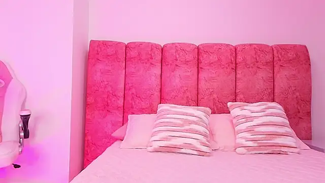 Snapshot of kendal_rossi chatting on November 7, 12:10 pm kendal rossi online show from November 7, 12:10 pm