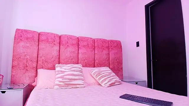 Snapshot of kendal_rossi chatting on November 27, 12:05 pm kendal rossi online show from November 27, 12:05 pm