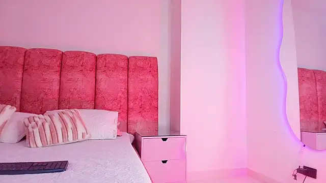 Snapshot of kendal_rossi chatting on December 2, 11:56 am kendal rossi online show from December 2, 11:56 am